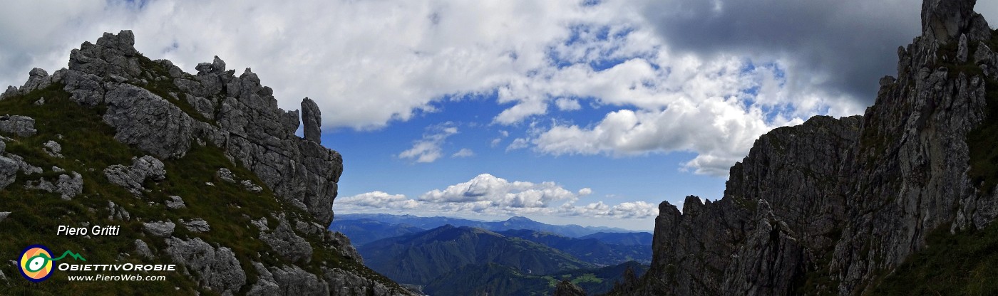 33 Torrioni, guglie, pinnacoli a precipizio sulla Val del Riso.jpg